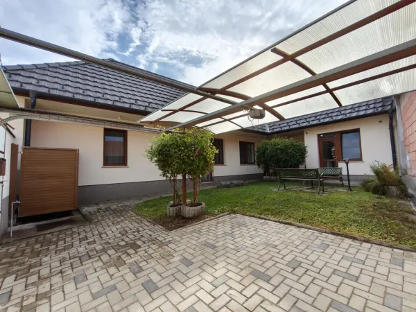 Albérlet, kiadó családi ház, Esztergom 2 szoba 117 m² 290 E Ft/hó