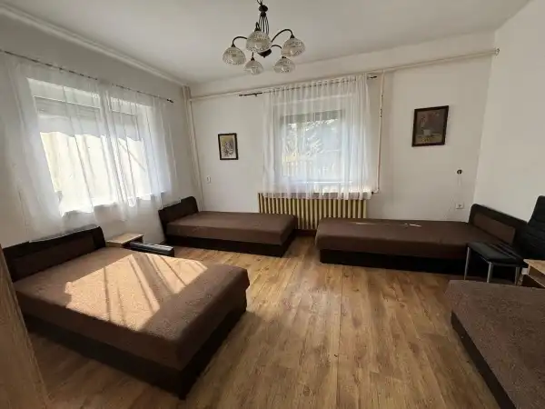 Albérlet, kiadó családi ház, Komárom 5 szoba 200 m² 900 E Ft/hó