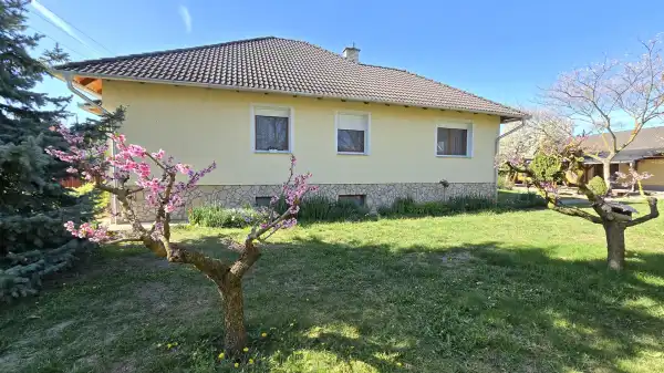 Albérlet, kiadó családi ház, Paks 5 szoba 180 m² 500 E Ft/hó