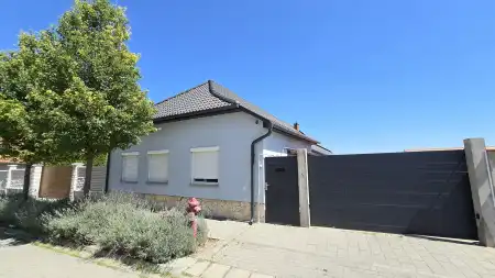 Albérlet, kiadó családi ház, Paks