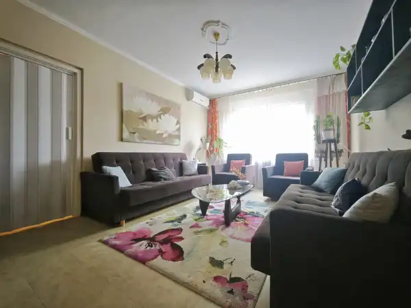 Albérlet, kiadó panellakás, Szeged 4 szoba 72 m² 200 E Ft/hó