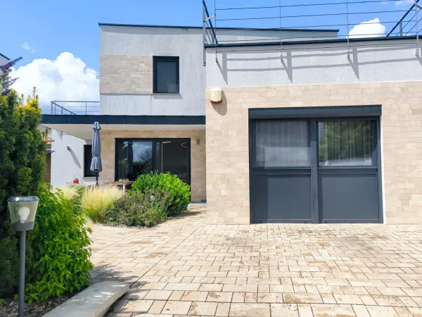 Albérlet, kiadó újszerű családi ház, Paks 4+1 szoba 115 m² 450 E Ft/hó