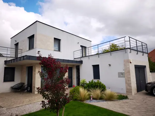 Albérlet, kiadó újszerű családi ház, Paks 4+1 szoba 115 m² 450 E Ft/hó