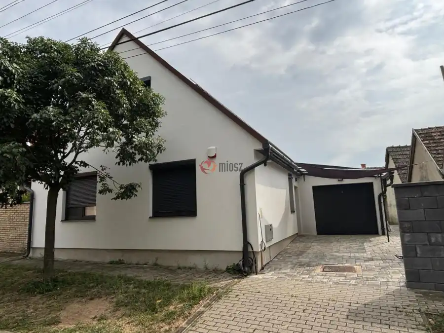 Albérlet, kiadó újszerű családi ház, Paks