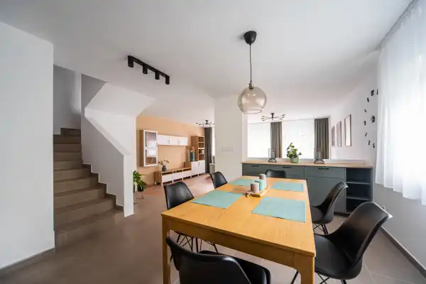 Albérlet, kiadó újszerű családi ház, Paks 4 szoba 156 m² 500 E Ft/hó