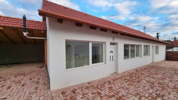 Albérlet, kiadó újszerű családi ház, Paks