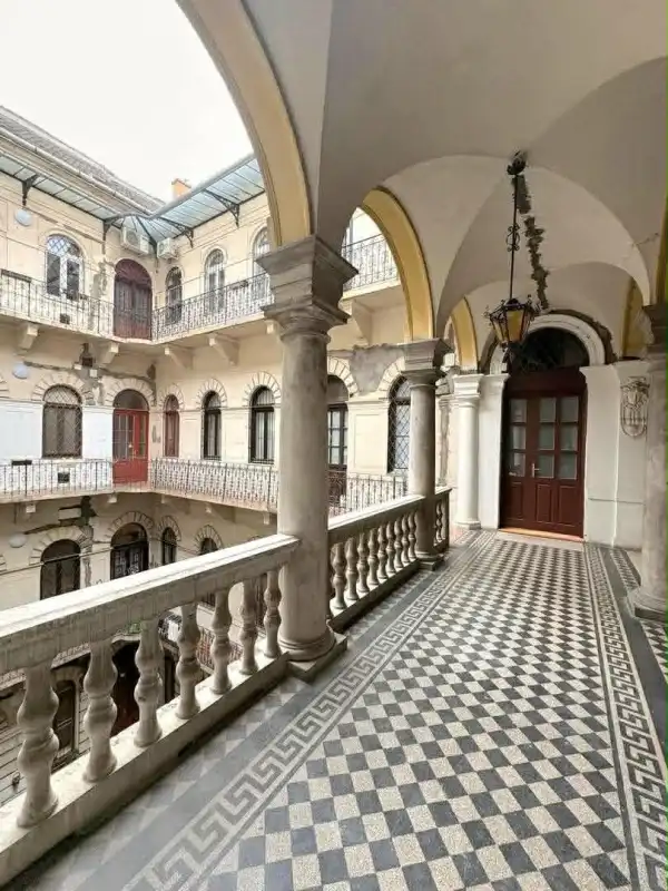 Albérlet, kiadó újszerű téglalakás, Budapest, VI. kerület 3 szoba 110 m² 630 E Ft/hó