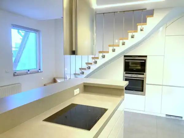 Albérlet, kiadó újszerű téglalakás, Budapest, VI. kerület 3 szoba 84 m² 370 E Ft/hó