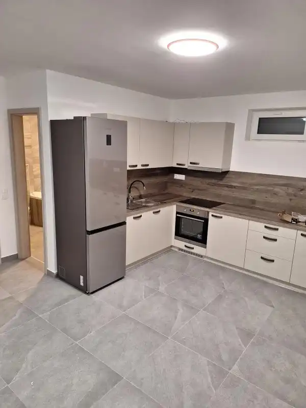 Albérlet, kiadó újszerű téglalakás, Paks 3 szoba 83 m² 365 E Ft/hó
