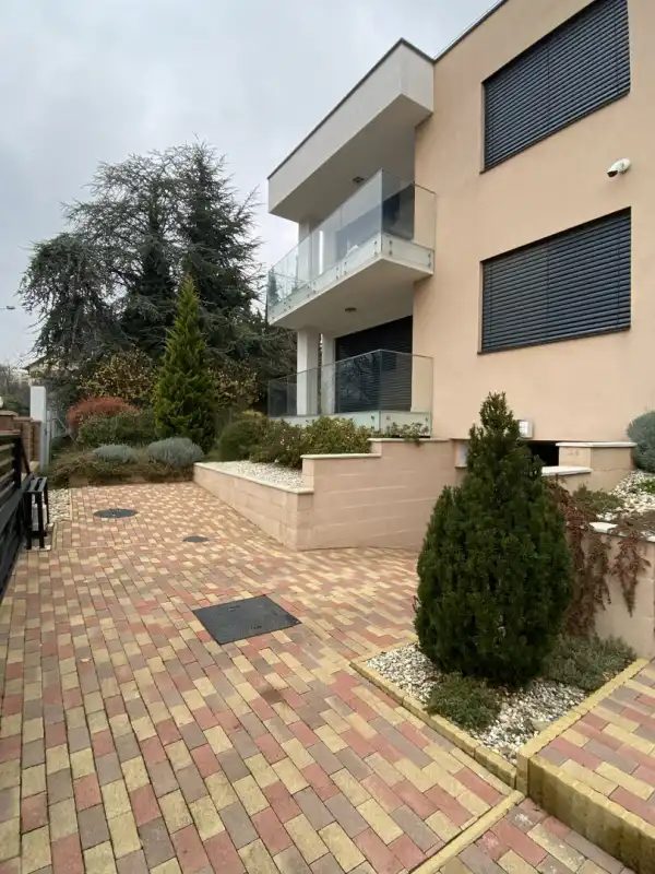 Albérlet, kiadó újszerű téglalakás, Pécs 3 szoba 65 m² 350 E Ft/hó