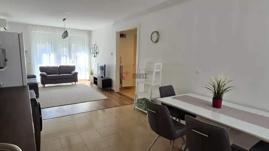 Albérlet, kiadó újszerű téglalakás, Pécs